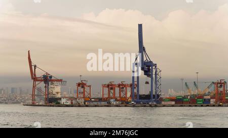 Istanbul, Turquie - 25 août 2022: Coup de jour des grues dans le chantier naval du port de Haydarpasha, Istanbul, Turquie avec vue sur la ville en arrière-plan Banque D'Images