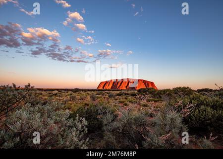 Outback, Australie - 12 novembre 2022 : lever du soleil au Majestic Uluru ou à Ayers Rock at dans le territoire du Nord, Australie. Le rocher rouge au centre Banque D'Images