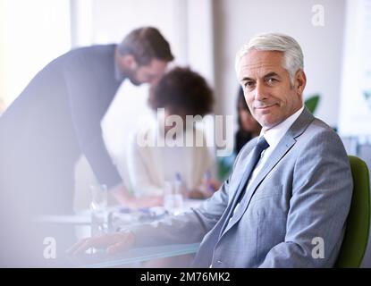 Travailler en équipe. Un groupe de collègues d'affaires se réunit dans la salle de réunion. Banque D'Images