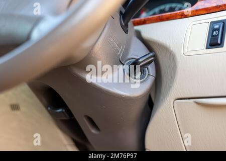 La clé de la voiture dans le commutateur d'allumage est en position de sélection Banque D'Images