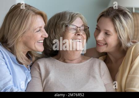 Heureux joyeux parent femmes de différents âges se rencontrer à la maison Banque D'Images