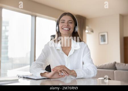 Femme regarde l'écran ont webcam virtuelle conférence en ligne parler Banque D'Images