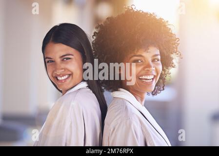 Se sentir choyé et beau. Portrait de deux jeunes femmes profitant d'une journée de détente au spa. Banque D'Images