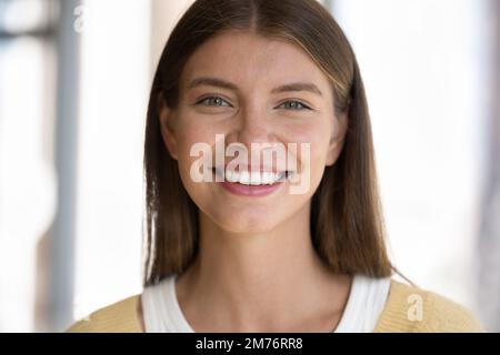 Petit visage de jeune femme heureuse Banque D'Images