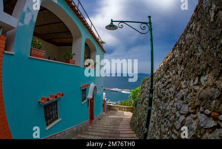 23 avril 2022-Capri rues étroites et très belles avec beaucoup de détails et de couleurs Banque D'Images