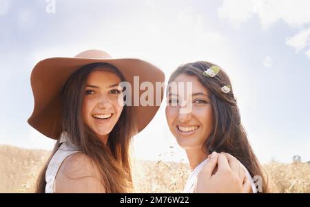 Il vaut mieux passer des vacances avec ma sœur peu biologique... deux jeunes amis qui passent du temps ensemble au soleil. Banque D'Images