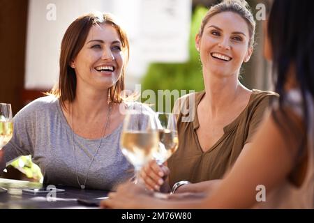 Se rembobiner ensemble après le travail. un groupe heureux d'amis prenant un verre ensemble. Banque D'Images