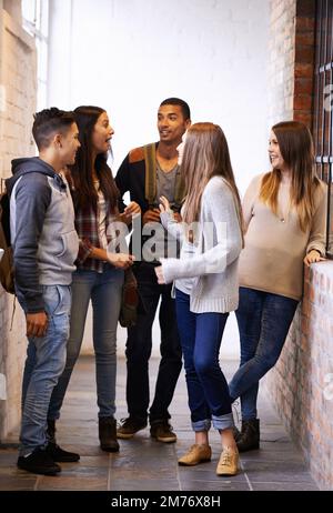 Une vie aimante sur le campus. Photo en plein écran d'un groupe d'étudiants universitaires qui se socialisent sur le campus. Banque D'Images