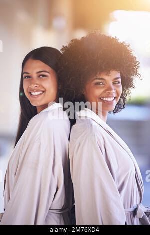 Ils adorent venir au spa. Portrait de deux jeunes femmes profitant d'une journée de détente au spa. Banque D'Images