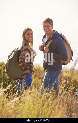 Tout est prévu pour la randonnée. Portrait d'un couple heureux sur une randonnée ensemble. Banque D'Images