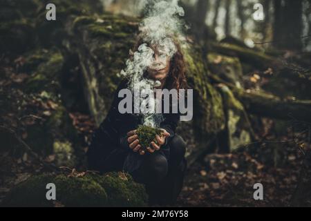 Femme shaman et encens dans ses mains, encens dans une main de femme, espace de cérémonie. Banque D'Images