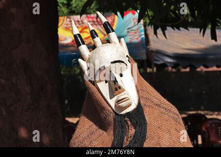 Danse Kumpo avec masques au Sénégal, Afrique de l'Ouest Banque D'Images