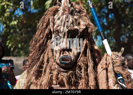 Danse Kumpo avec masques au Sénégal, Afrique de l'Ouest Banque D'Images