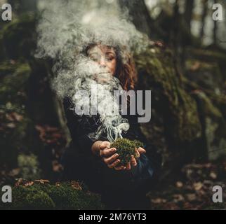 Femme shaman et encens dans ses mains, encens dans une main de femme, espace de cérémonie. Banque D'Images