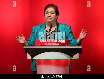 Photo du dossier datée du 01/11/15 de la dirigeante adjointe du parti travailliste écossais Jackie Baillie MSP, qui a déclaré : « en matière de santé des femmes, il est clair que les femmes écossaises ne peuvent pas faire confiance aux promesses de ce gouvernement SNP. » Les ministres du SNP sont mis au défi de « faire droit par les femmes d'Écosse » et de remplir leur engagement de nommer une championne de la santé des femmes. Nommer quelqu'un à un tel rôle a été l'une des 66 promesses faites dans le Plan de santé des femmes du gouvernement écossais - publié en août 2021. Date de publication : dimanche 8 janvier 2023. Banque D'Images