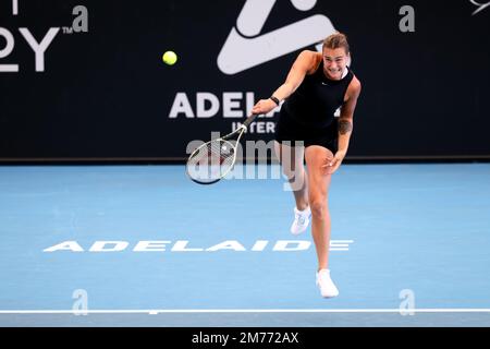 Adélaïde, Australie, 8 janvier 2023. Aryna Sabalenka, du Bélarus, sert le ballon lors du match de finale de tennis international d'Adélaïde entre Aryna Sabalenka, du Bélarus, et Linda Noskova, de la République tchèque, à Memorial Drive, sur 08 janvier 2023, à Adélaïde, en Australie. Crédit : Peter Mundy/Speed Media/Alay Live News Banque D'Images