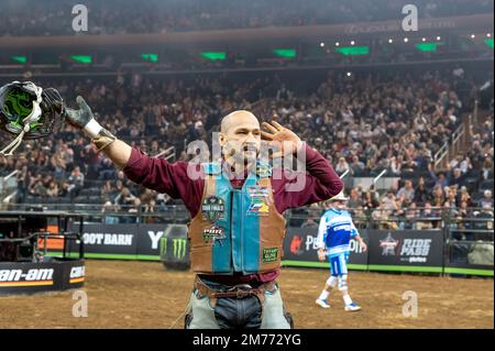 NEW YORK, NEW YORK - JANVIER 07 : Ednei Caminhas tourne Bullseye au cours de la deuxième manche de l'édition 2023 des Professional Bull Riders déchaînez l'épreuve de la Bête au Madison Square Garden sur 7 janvier 2023 à New York. Crédit : Ron Adar/Alay Live News Banque D'Images