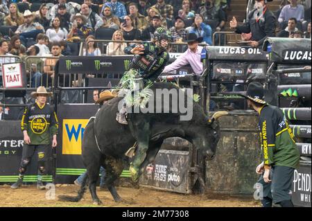 NEW YORK, NEW YORK - JANVIER 07 : Derek Kolbaba fait le tour de Navajo Joe lors de la deuxième partie du Professional Bull Riders 2023 déchaînez l'épreuve de la Bête au Madison Square Garden sur 7 janvier 2023 à New York. Crédit : Ron Adar/Alay Live News Banque D'Images