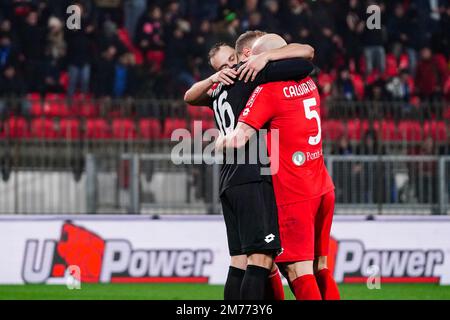 Stade U-Power, Monza, Italie, 07 janvier 2023, Luca Caldirola (AC Monza) et Michele Di Gregorio (AC Monza) célèbrent la fin du match pendant Banque D'Images