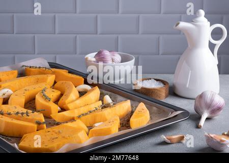 Morceaux de citrouille mûre préparés pour la cuisson Banque D'Images