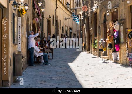 Volterra, Italie-août 8,2020:les gens se balader à Volterra pendant une journée ensoleillée. Banque D'Images