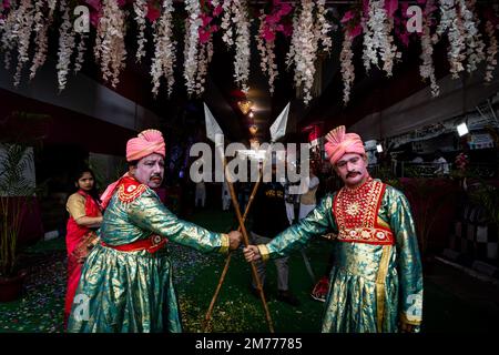 Kolkata, Inde. 08th janvier 2023. Des gardiens de cérémonie se tiennent à l'extérieur pendant que les clients arrivent à un mariage de masse à Kolkata. Credit: Matt Hunt / Neato / Alay Live News Banque D'Images