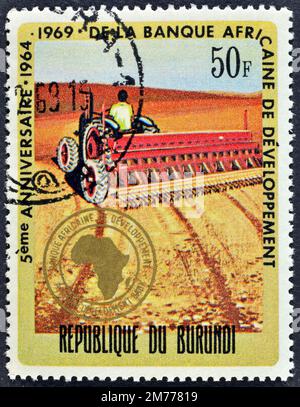 Timbre-poste annulé imprimé par le Burundi, qui montre Agriculture, 5th anniversaire de la Banque africaine de développement, vers 1969. Banque D'Images