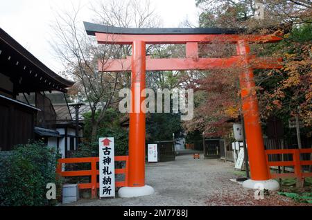 Shimogamo, 11 décembre 2017 : porte torii dans le sanctuaire de Shimogamo à Kyoto. Japon. Banque D'Images