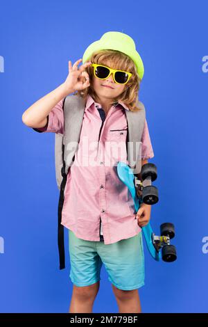 Enfant garçon avec planche à roulettes sur fond isolé. Banque D'Images