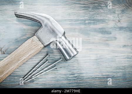 Marteau à griffes clous métalliques sur bois de construction concept. Banque D'Images