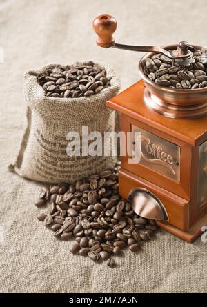 Les grains de café dans le sac et moulin à café Banque D'Images