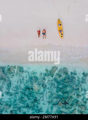 Vue sur drone au couple qui s'étend sur la plage de Koh Phi Phi Thailand pendant les vacances avec kayak. Banque D'Images