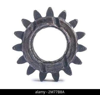 ancienne roue dentée endommagée et huilée isolée sur fond blanc Banque D'Images