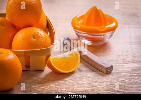 oranges en seau en bois cuisine kinife sur carton vintage nourriture et boissons concept Banque D'Images