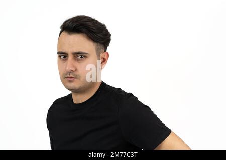 Portrait d'un homme à la peau brune avec des cheveux noirs soyeux bien entretenus sur un fond blanc isolé. Banque D'Images