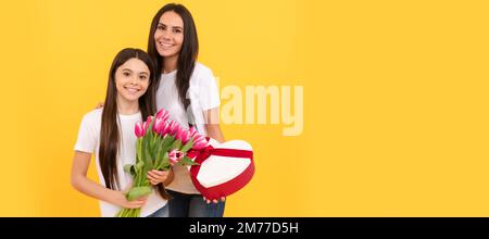 Bannière mère et fille enfant, espace de copie, arrière-plan isolé. bonne journée pour les mères et les femmes. bouquet de fleurs de printemps cadeau. enfance et maternité. Banque D'Images