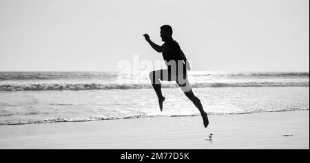 silhouette de coureur sportif sur la plage d'été, jogging Banque D'Images