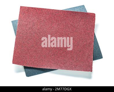 feuilles de papier abrasif rouge et noir isolées sur blanc Banque D'Images