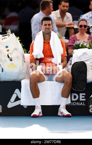 Adélaïde, Australie, 8 janvier 2023. Novak Djokovic, de Serbie, ressent la chaleur lors du match de finale de tennis international d'Adélaïde entre Novak Djokovic, de Serbie, et Sebastian Korda, des États-Unis, à Memorial Drive sur 08 janvier 2023, à Adélaïde, en Australie. Crédit : Peter Mundy/Speed Media/Alay Live News Banque D'Images