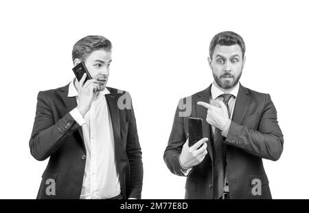 des hommes d'affaires étonnés d'un gars qui pointe du doigt sur un homme qui parle au téléphone, sur internet. Banque D'Images