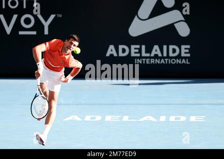 Adélaïde, Australie, 8 janvier 2023. Novak Djokovic, de Serbie, sert le ballon lors du match final de tennis international d'Adélaïde entre Novak Djokovic, de Serbie, et Sebastian Korda, des États-Unis, à Memorial Drive sur 08 janvier 2023, à Adélaïde, en Australie. Crédit : Peter Mundy/Speed Media/Alay Live News Banque D'Images