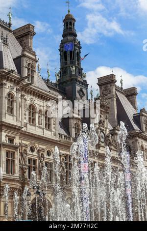 PARIS, FRANCE - 13 MAI 2013 : c'est un fragment de la façade avec la tour centrale de l'Hôtel de ville à travers les jets de la fonderie Banque D'Images