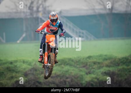 Crema, Italie – 12/2022: Le motocross performance des cascades sur la piste d'entraînement Banque D'Images