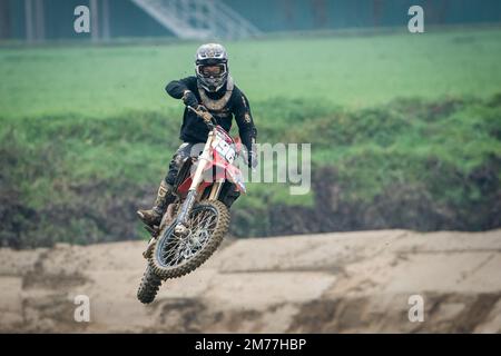 Crema, Italie – 12/2022: Le motocross performance des cascades sur la piste d'entraînement Banque D'Images