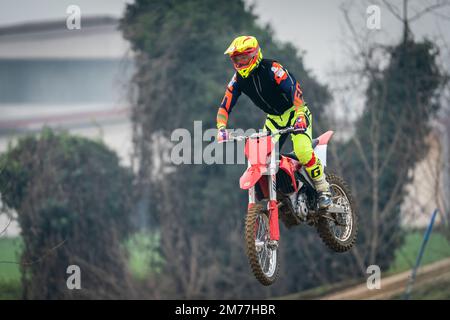 Crema, Italie – 12/2022: Le motocross performance des cascades sur la piste d'entraînement Banque D'Images