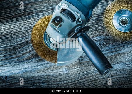 Brosses rotatives en fil métallique utilisées sur les panneaux en bois d'époque. Banque D'Images