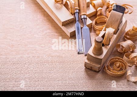 version verticale organisé copyspace menuiserie outils vieux fait bois travailleurs burineurs de plan planches châles Banque D'Images