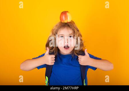 Pupille Nerd. Enfant intelligent de l'école primaire avec livre. Intelligent génie intelligence enfant prêt à apprendre. Banque D'Images