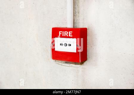 Interrupteur d'alarme incendie sur le mur d'usine. Banque D'Images