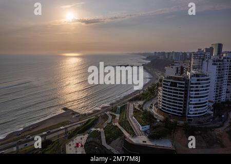 Coucher de soleil dans la ville de Lima avec vue sur la mer. Miraflores. Banque D'Images